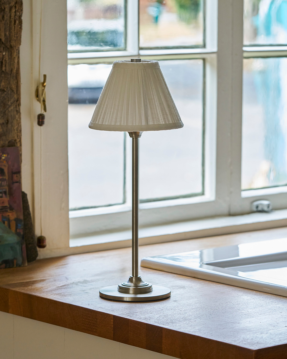 Cotswold Uppladdningsbar Bordslampa, Plisserad Alabastervit – Borstad Nickel