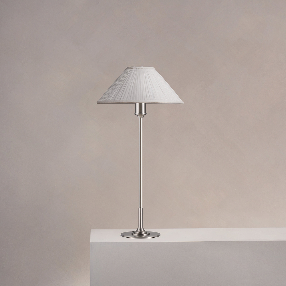 Cotswold Medium Bordslampa, Plisserad Alabastervit – Borstad Nickel
