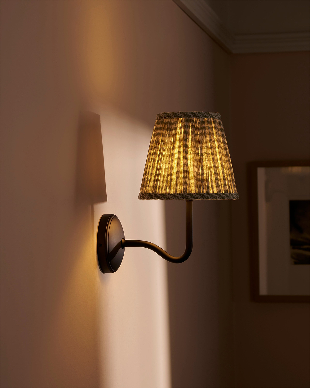 Malvern Medium Wandlamp Geplooid Mosgroen – Brons