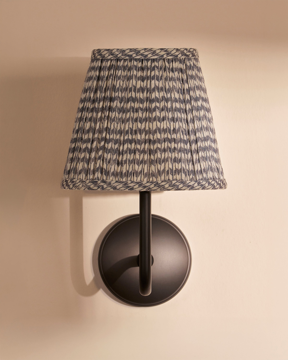 Malvern Medium Wandlamp Geplooid Leiblauw – Brons