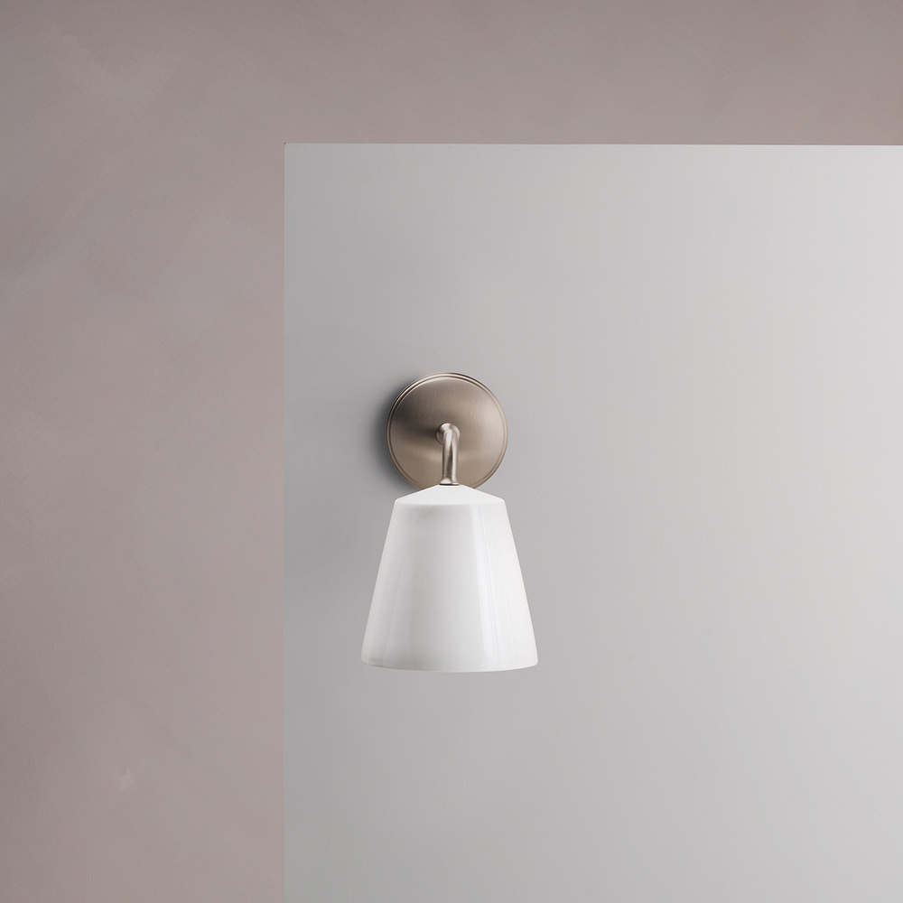 Richmond Medium Vägglampa, Porslin – Borstad Nickel