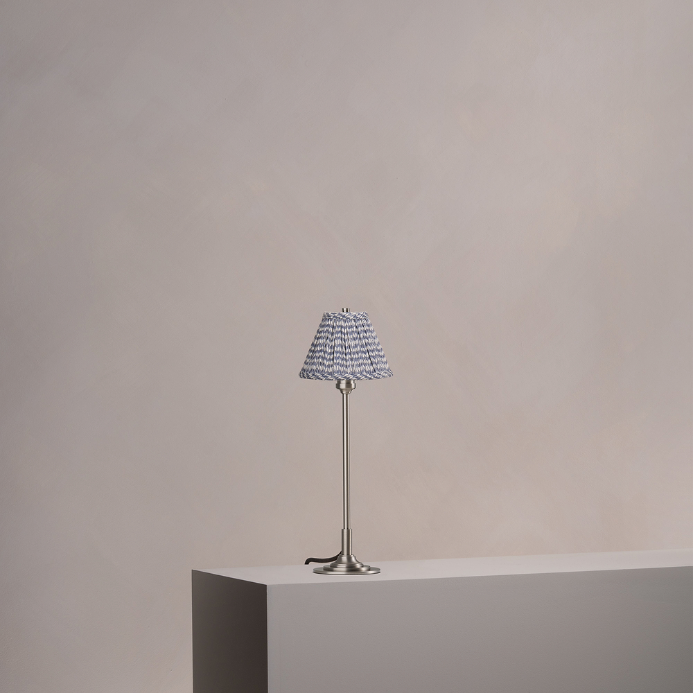 Cotswold Lámpara de mesa pequeña de tela plisada azul pizarra – Níquel satinado