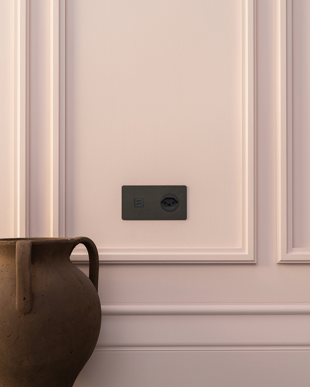 Kew Prise USB-C 30 W & Prise Suisse Type J (Plaque Double) - Bronze | Noir
