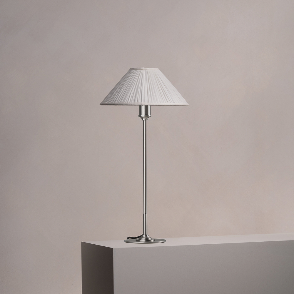 Cotswold Medium Bordslampa, Plisserad Alabastervit – Borstad Nickel
