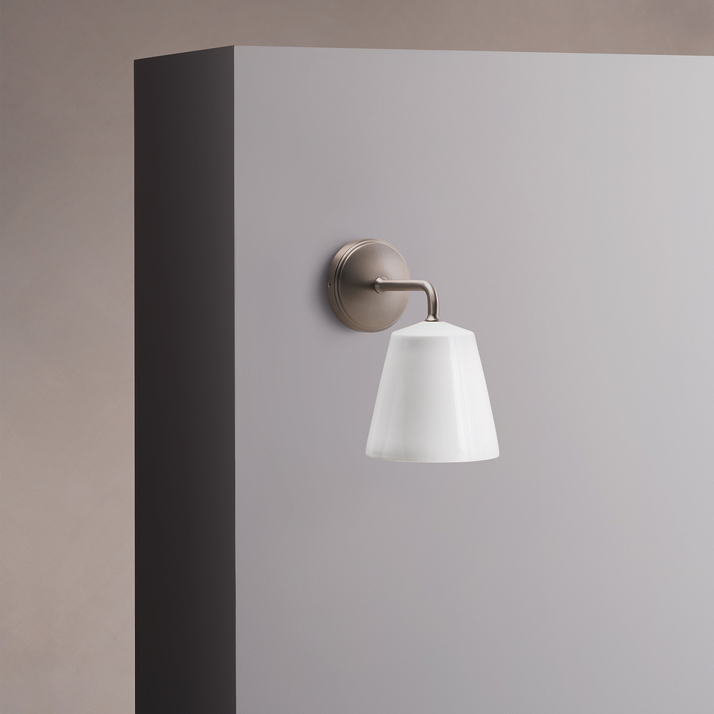 Richmond Medium Vägglampa, Porslin – Borstad Nickel