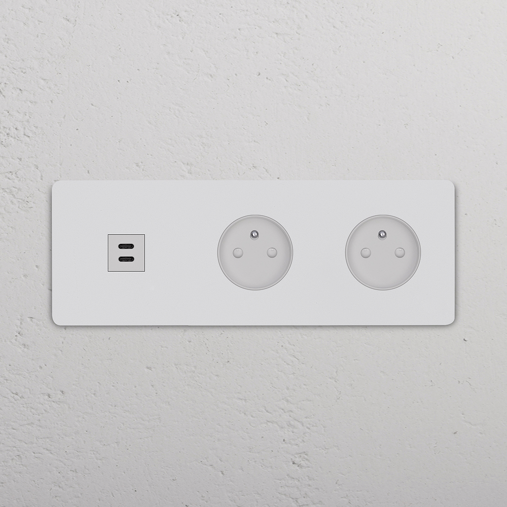 Grove USB-C-Anschluss (30 W) 1x + Französischer/Belgischer Steckdoseneinsatz (Typ E) 2x in Dreifachrahmen – Lackierbar | Weiss