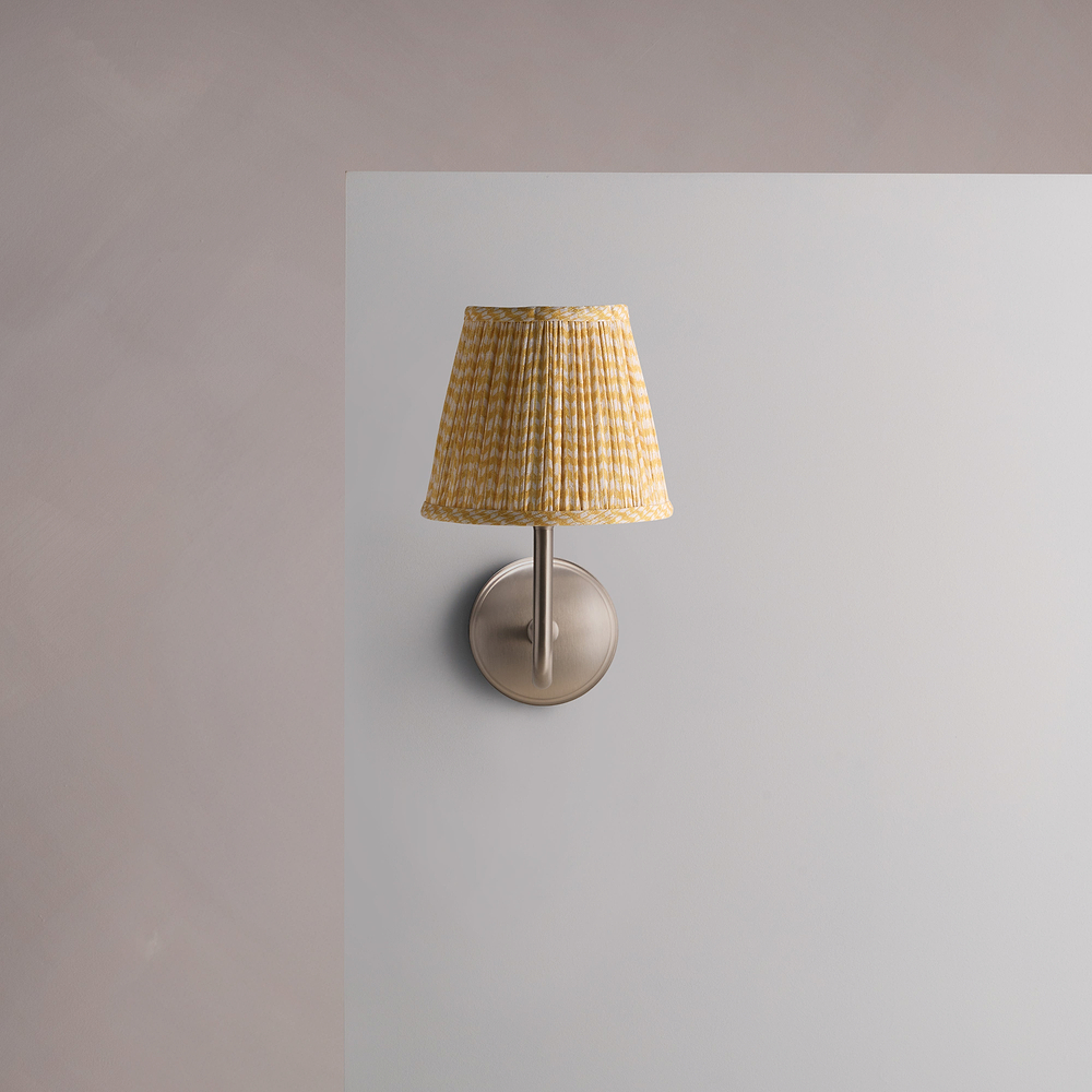 Malvern Medium Vägglampa, Plisserad Lingul – Borstad Nickel