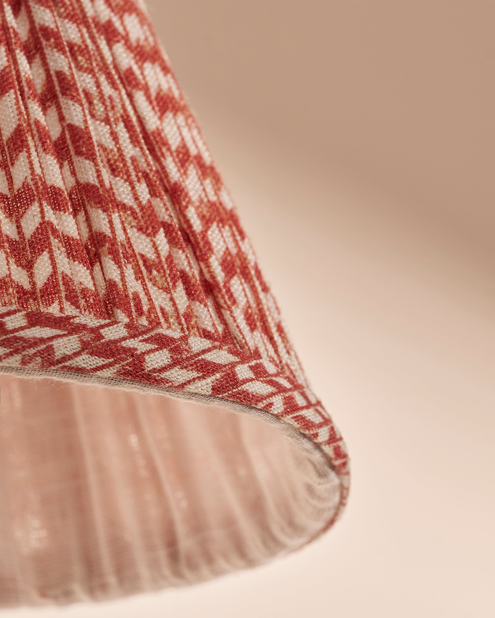 Cotswold Applique con Paralume Plissettato Rosso Terracotta – Bronzo