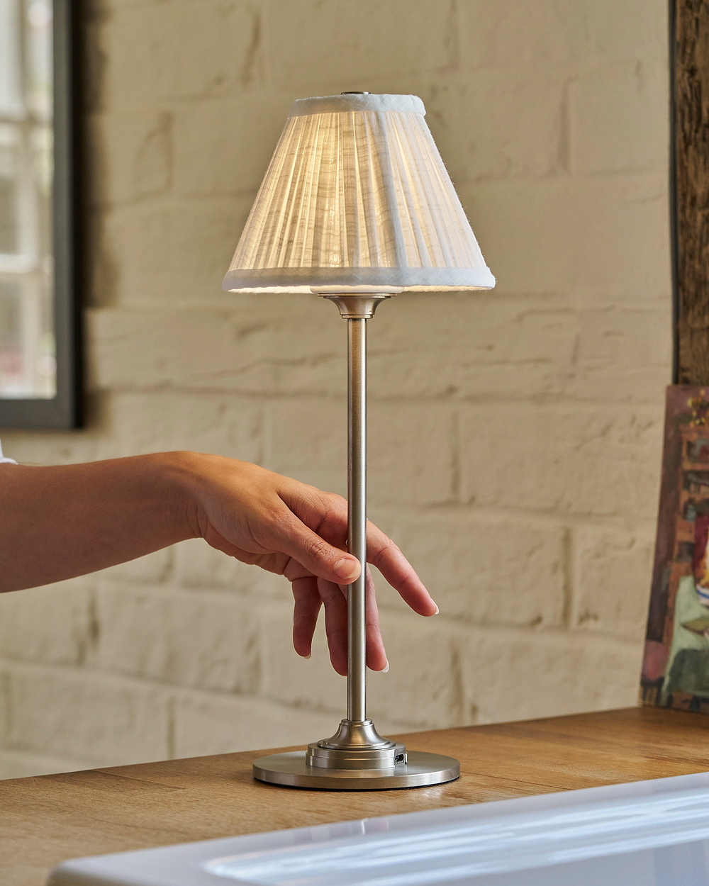 Cotswold Uppladdningsbar Bordslampa, Plisserad Alabastervit – Borstad Nickel