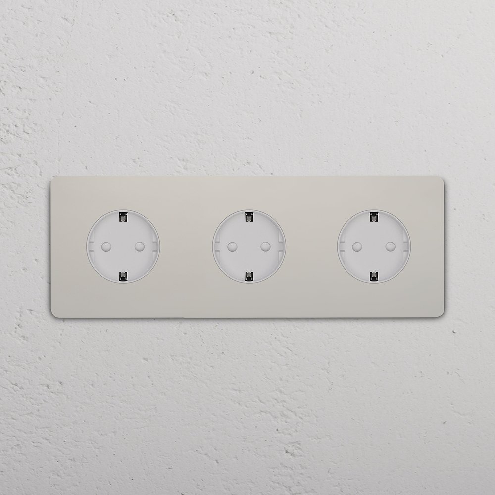 Grove SchuKo-Steckdoseneinsatz (Typ F) 3x in Dreifachrahmen – Poliertes Nickel | Weiss