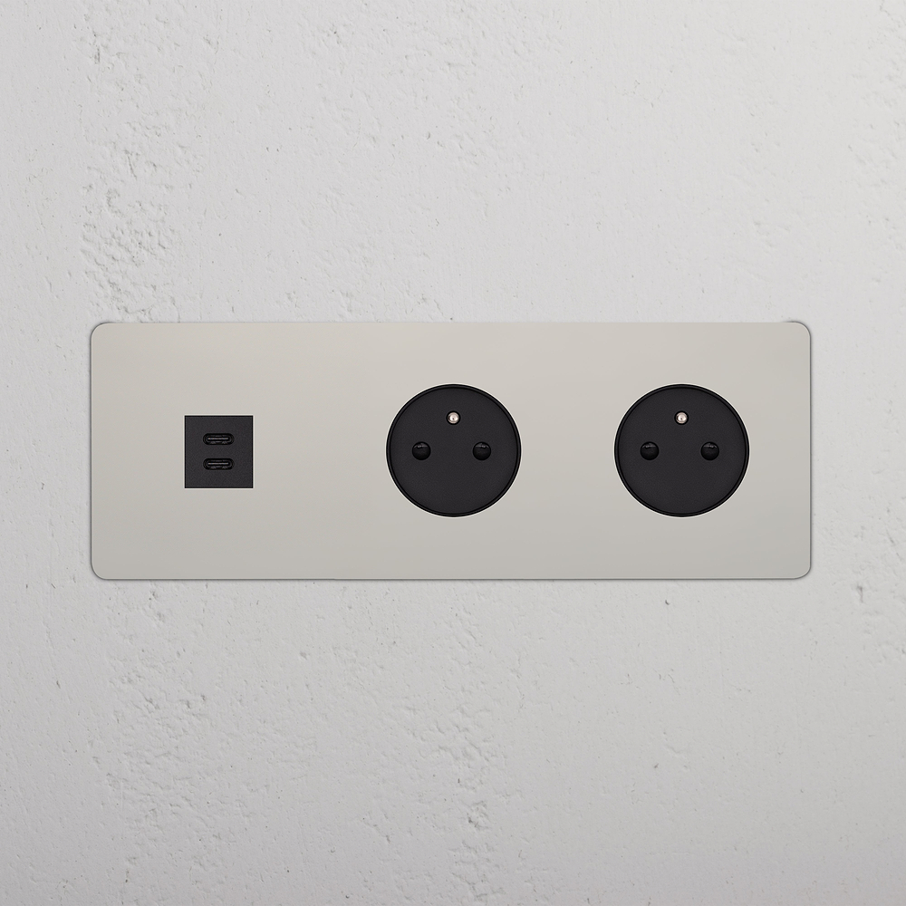 Kew USB-C-Anschluss (30 W) 1x + Französischer/Belgischer Steckdoseneinsatz (Typ E) 2x in Dreifachrahmen – Poliertes Nickel | Schwarz
