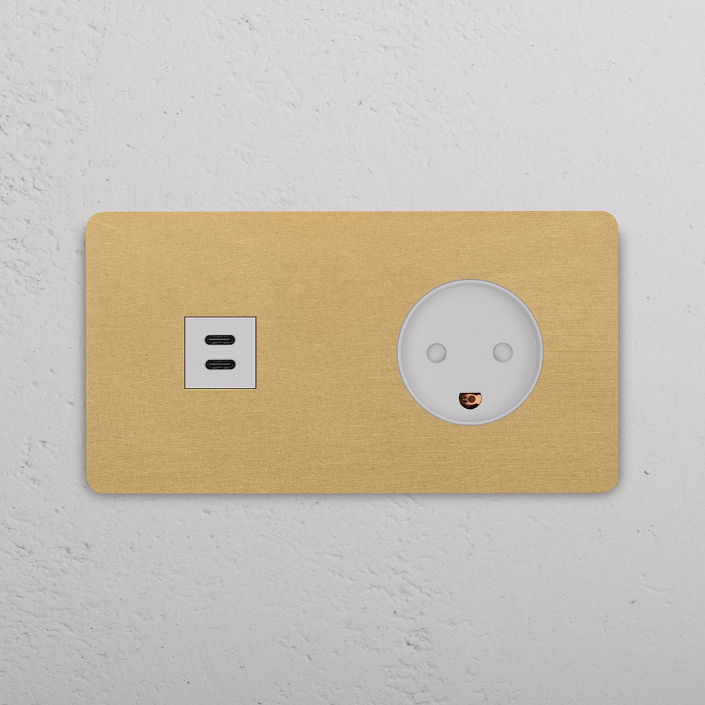 Grove USB-C-Anschluss (30 W) + Dänischer Steckdoseneinsatz (Typ K) je 1x in Zweifachrahmen – Antikes Messing | Weiss