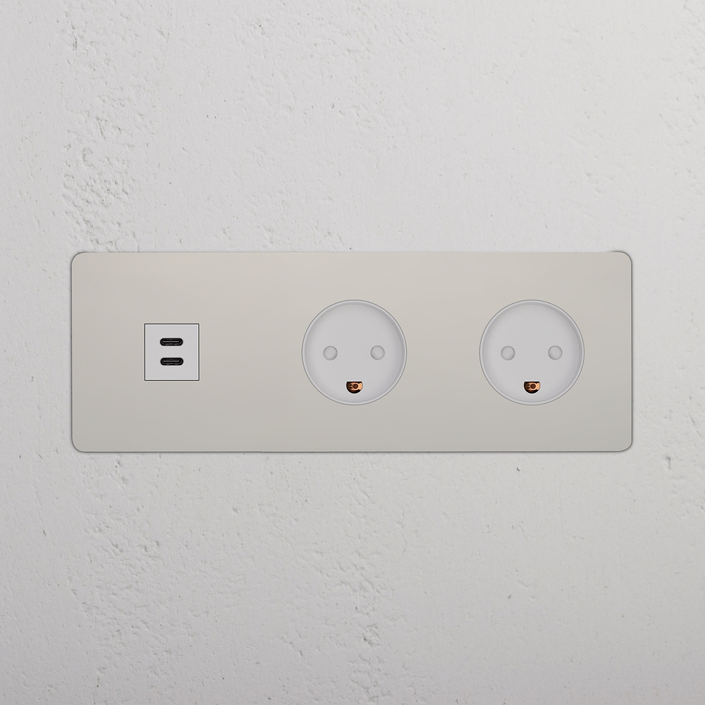 Kew USB-C-Anschluss (30 W) 1x + Dänischer Steckdoseneinsatz (Typ K) 2x in Dreifachrahmen – Poliertes Nickel | Weiß