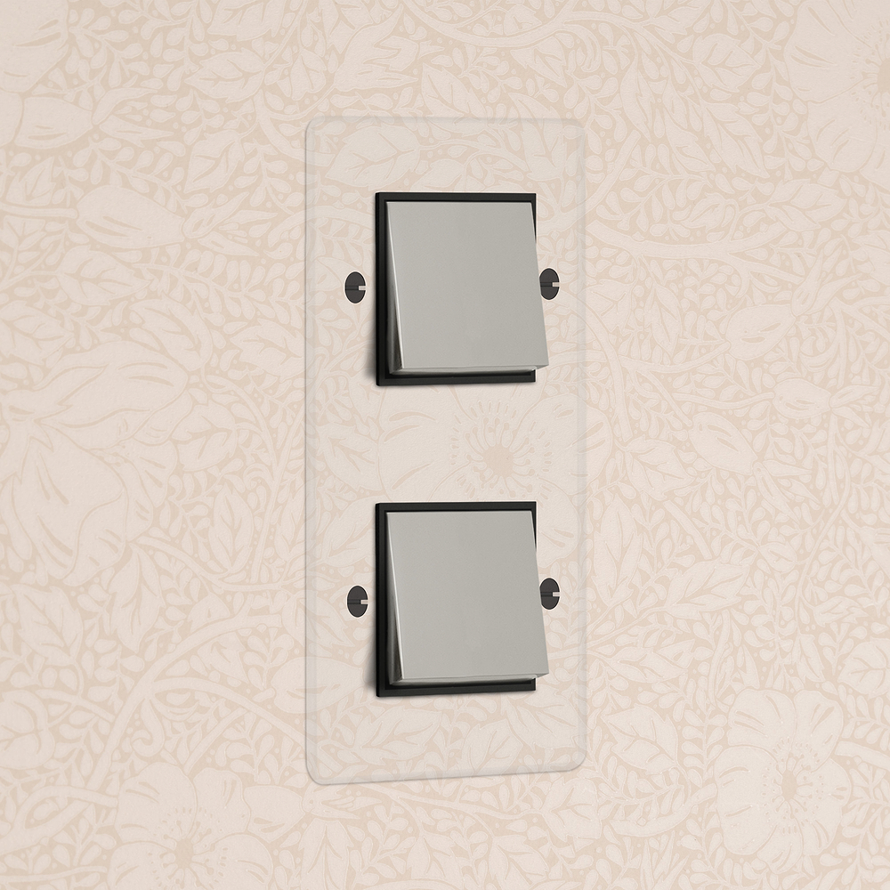 Kew Wippschalter 2x in vertikalem Zweifachrahmen – Transparent Poliertes Nickel | Schwarz