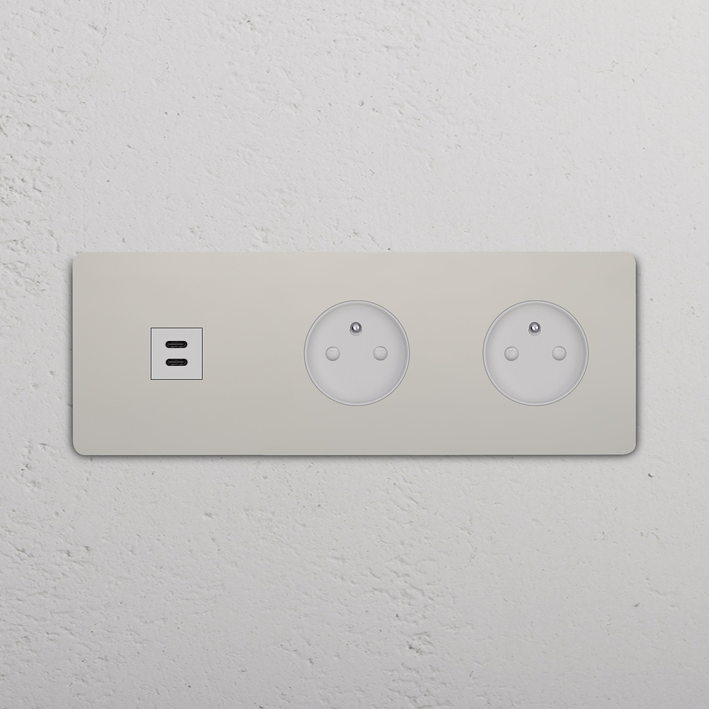 Grove USB-C-Anschluss (30 W) 1x + Französischer/Belgischer Steckdoseneinsatz (Typ E) 2x in Dreifachrahmen – Poliertes Nickel | Weiss