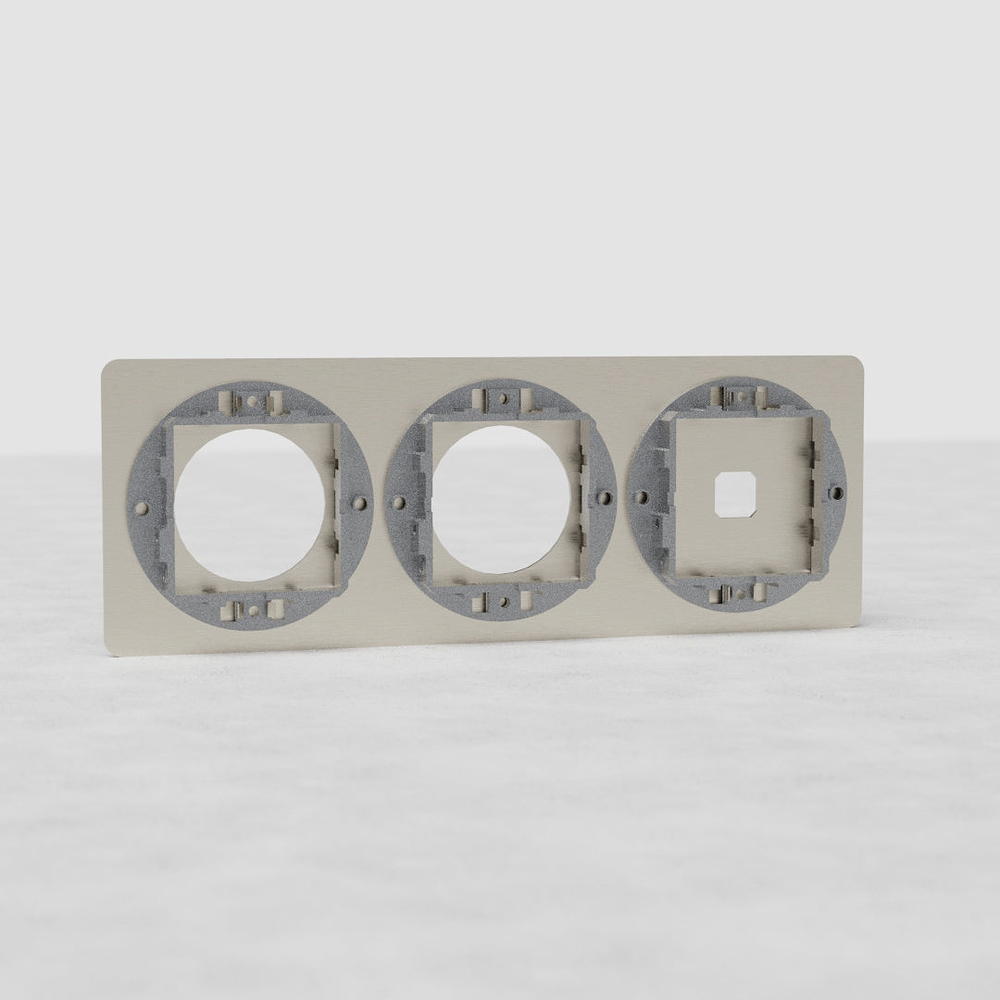 Kew Marco triple de interruptor y enchufe x2 – Níquel satinado