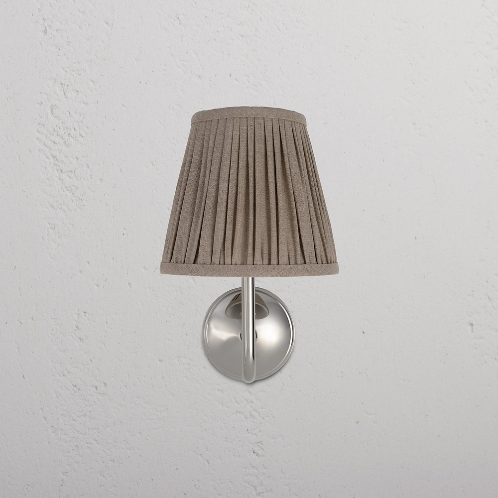 Malvern Medium-Wandleuchte plissierter Schirm natürliches Beige – Poliertes Nickel