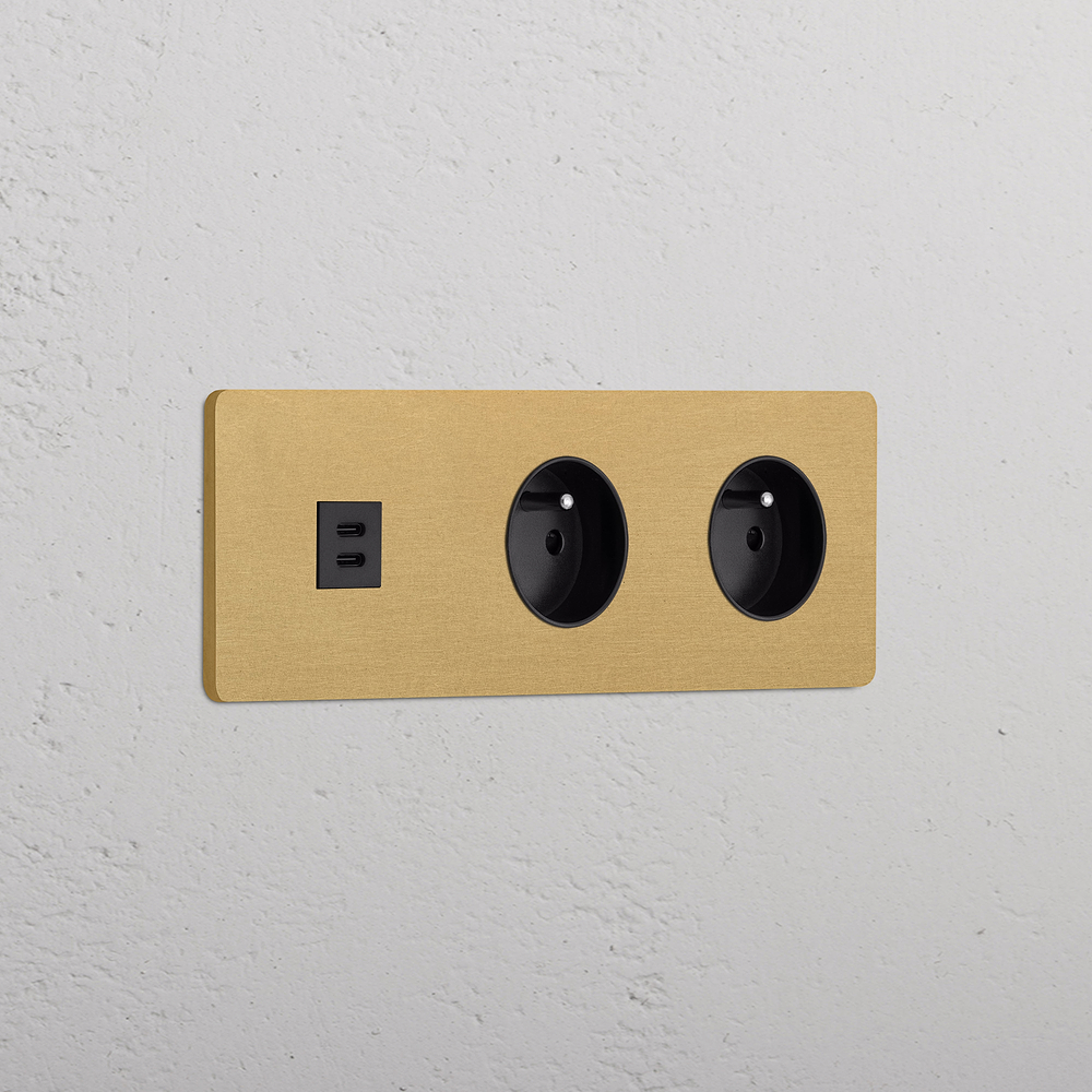 Grove USB-C-Anschluss (30 W) 1x + Französischer/Belgischer Steckdoseneinsatz (Typ E) 2x in Dreifachrahmen – Antikes Messing | Schwarz