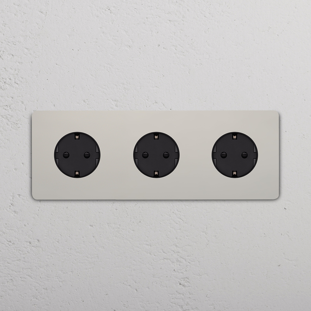 Grove SchuKo-Steckdoseneinsatz (Typ F) 3x in Dreifachrahmen – Poliertes Nickel | Schwarz