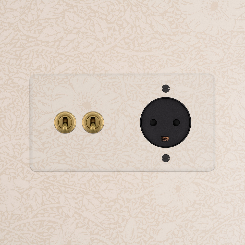 Kew Dubbele 2x tuimelschakelaar en Deense type K stopcontact – Doorzichtig antiek messing | Zwart