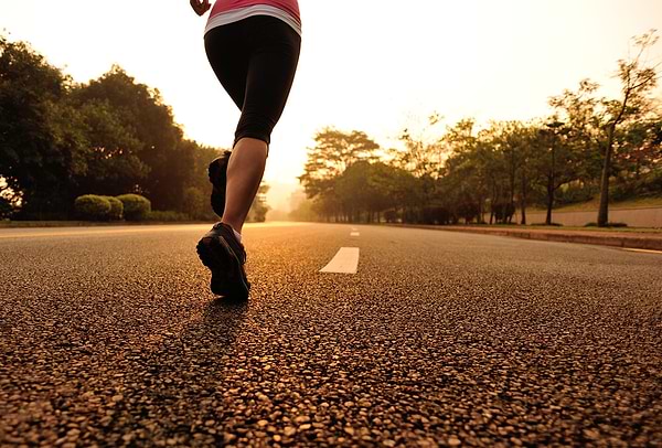 woman jogging to get rid of bloating