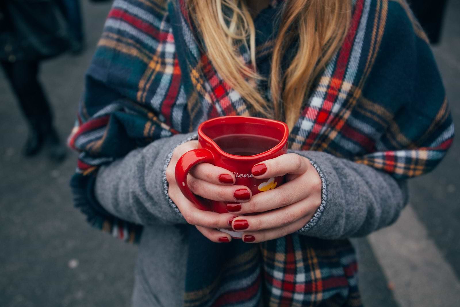 Bone broth diet: A woman holds a mug full of bone broth