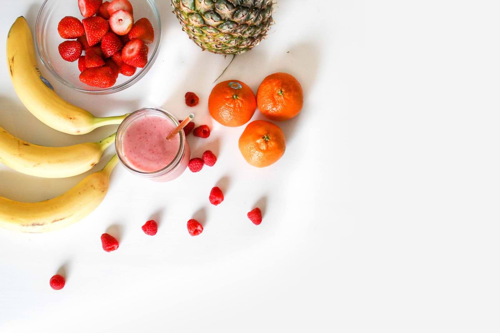 Microbiome diet: fresh fruit and a smoothie