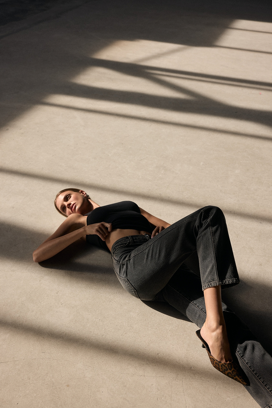 The Straight Ankle Jean (Stone Black)