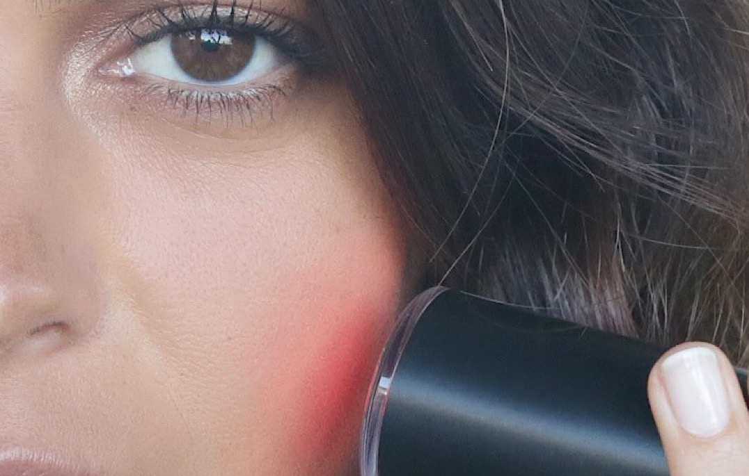 LYMA Laser red light cheek treatment for rosacea skin