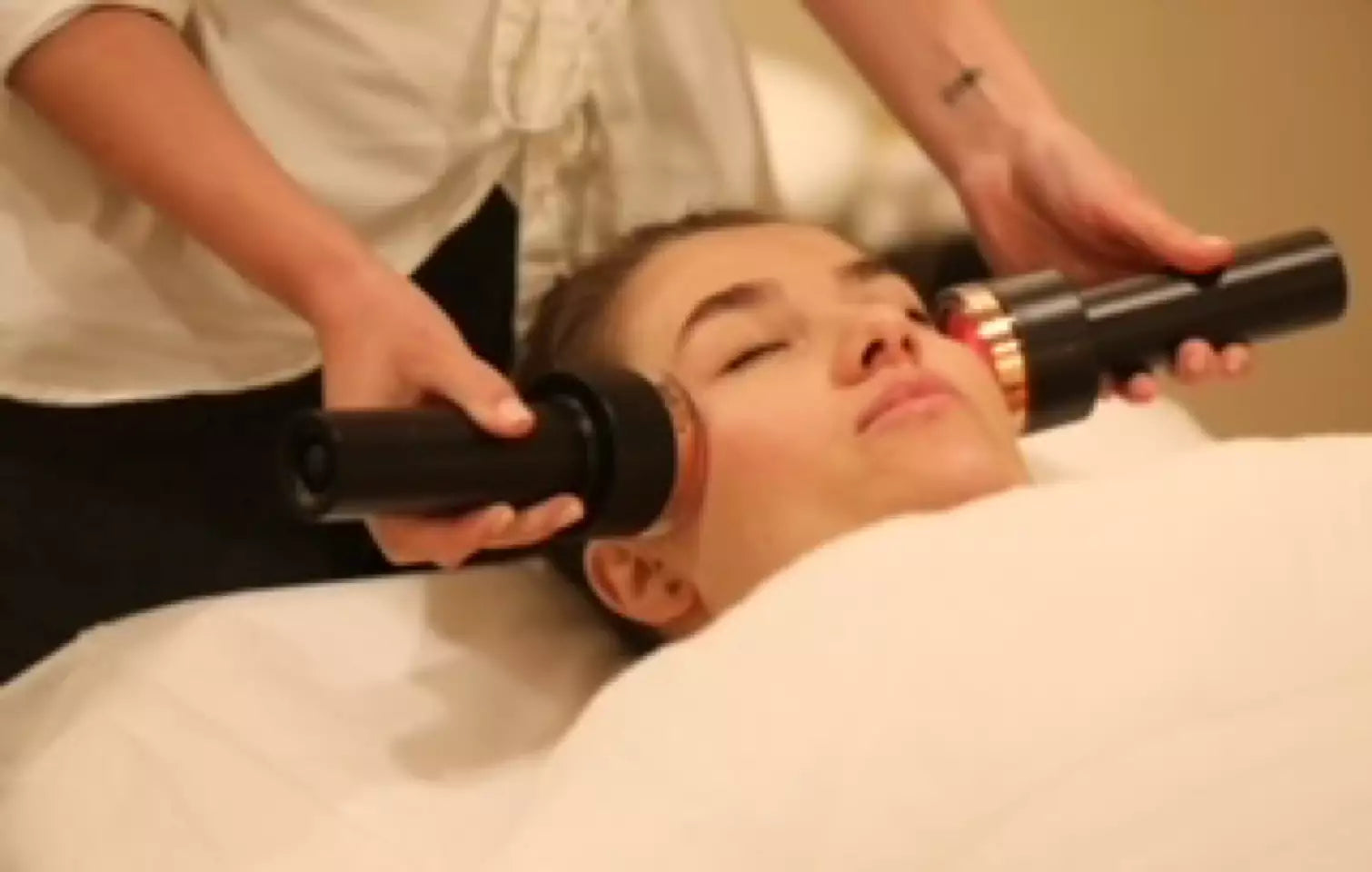 Luxury facialist Guendalina SkinSculpter using LYMA Laser PRO on clients