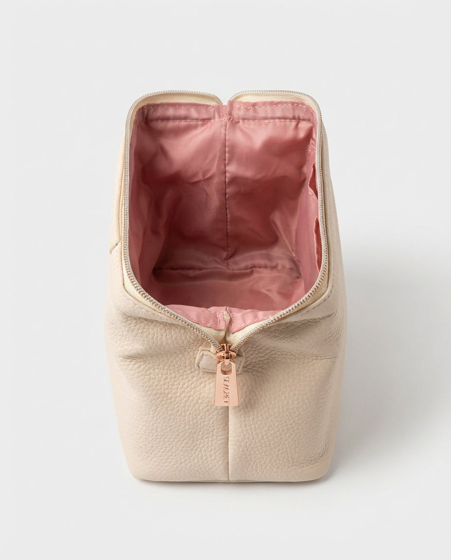 Must Have in a Bag: מסקרה שחורה + קרם הגנה + סבון פנים + תיק