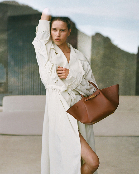 1600x2000 Midi_New_York_Tan_Small_Grain_SS26_Campaign