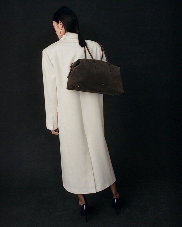 1600x2000 Stockholm_Dark_Chocolat_Suede_2_PS26_Campaig