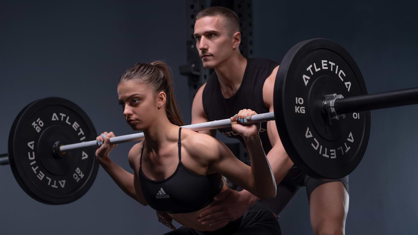 Health Club einrichten: Back Squat im Fitnessstudio