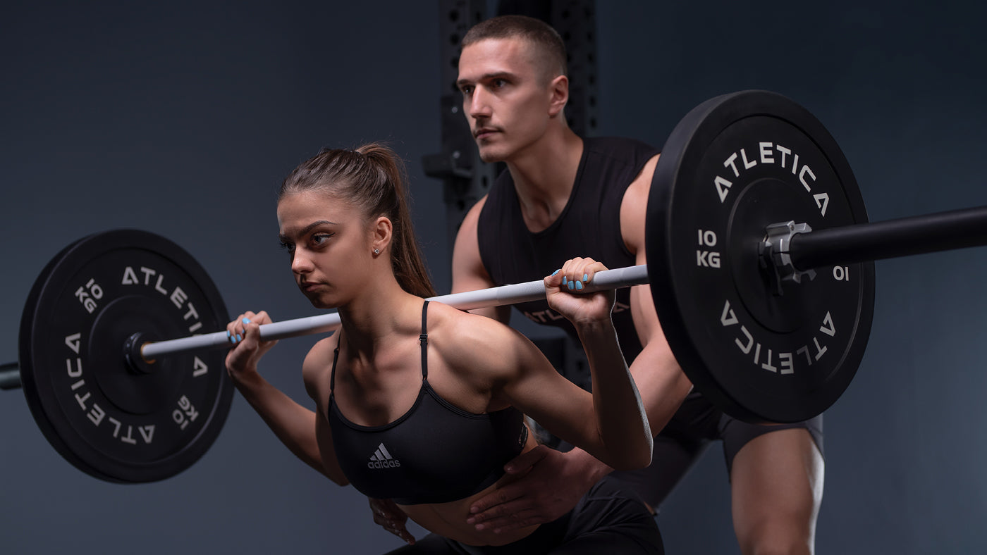 Health Club einrichten: Back Squat im Fitnessstudio