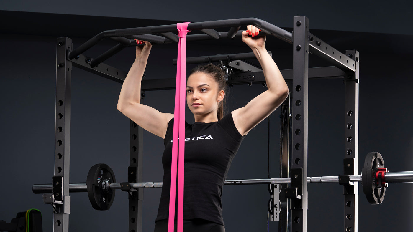 Theraband kaufen: Klimmzüge mit Widerstandsband am Power Rack