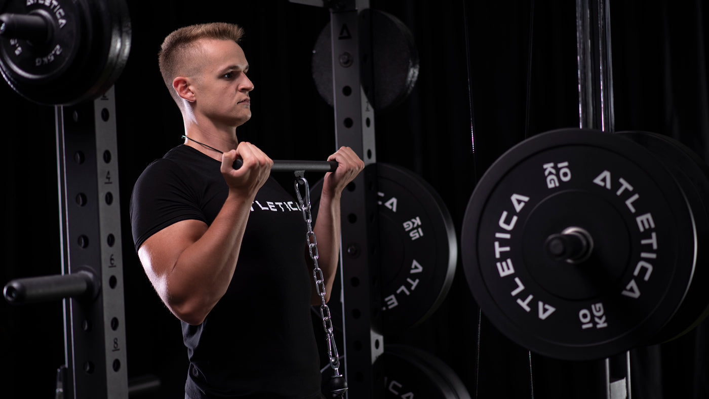 Bizeps Curls am Kabelzug des Atletica R8 Power Racks