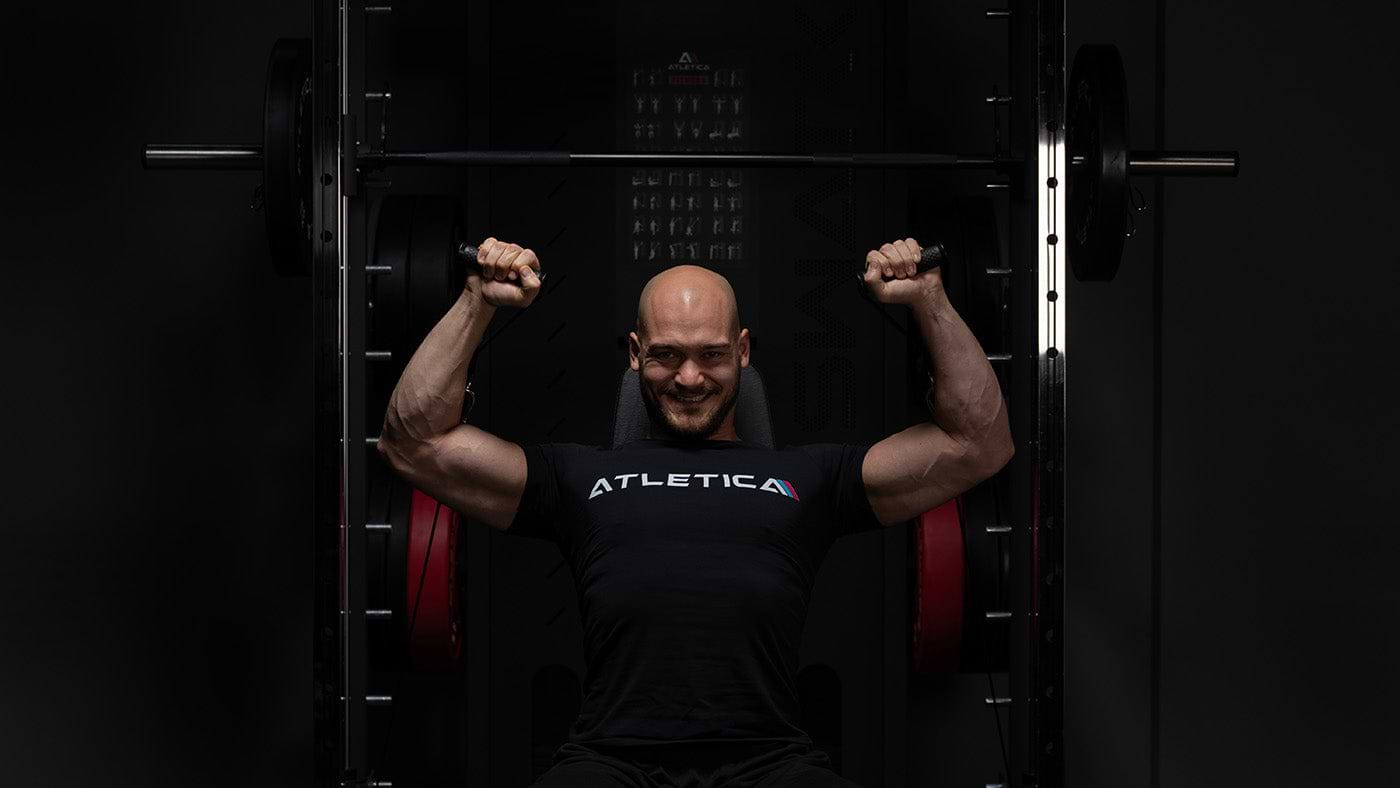 Athlet macht Kabelzugübungen an Atletica Kraftstation