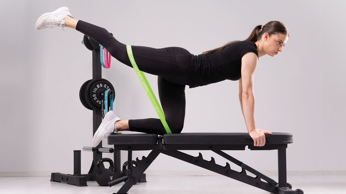 Gewichtsmanschetten Workout: Beinübungen mit Widerstandsband auf der Hantelbank