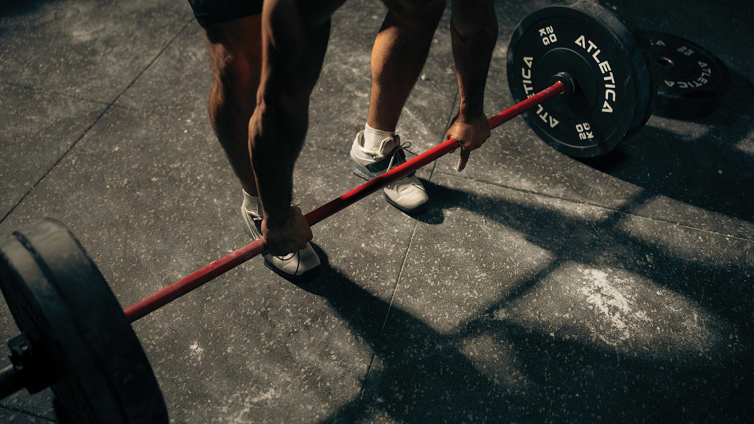 Street Workout mit Langhantel und Bumper Plates von Atletica