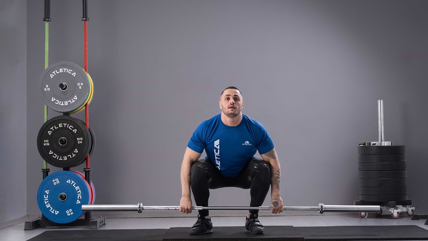 Karlos Nasar beim Kreuzheben im Gym mit der Atletica Langhantel