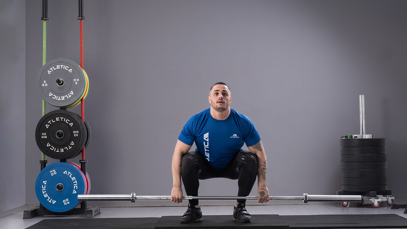 Karlos Nasar beim Kreuzheben im Gym mit der Atletica Langhantel