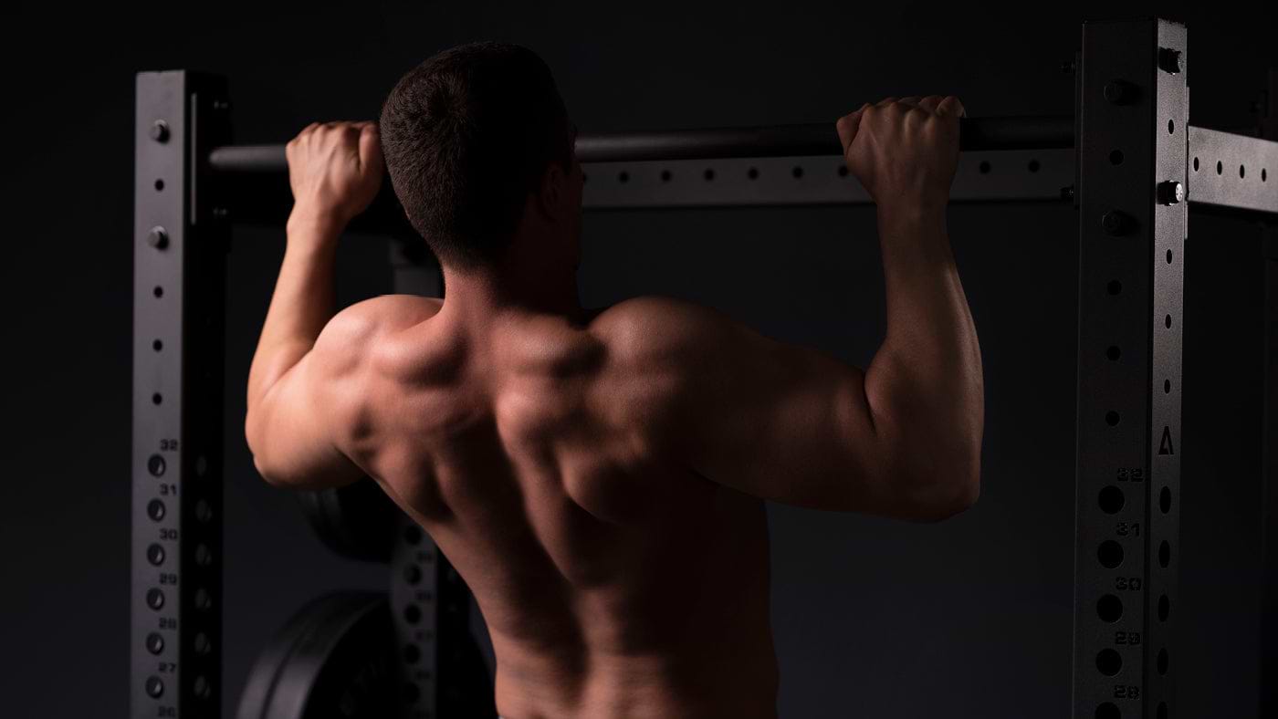 Bulking: Klimmzüge an der Klimmzugstange des Power Racks