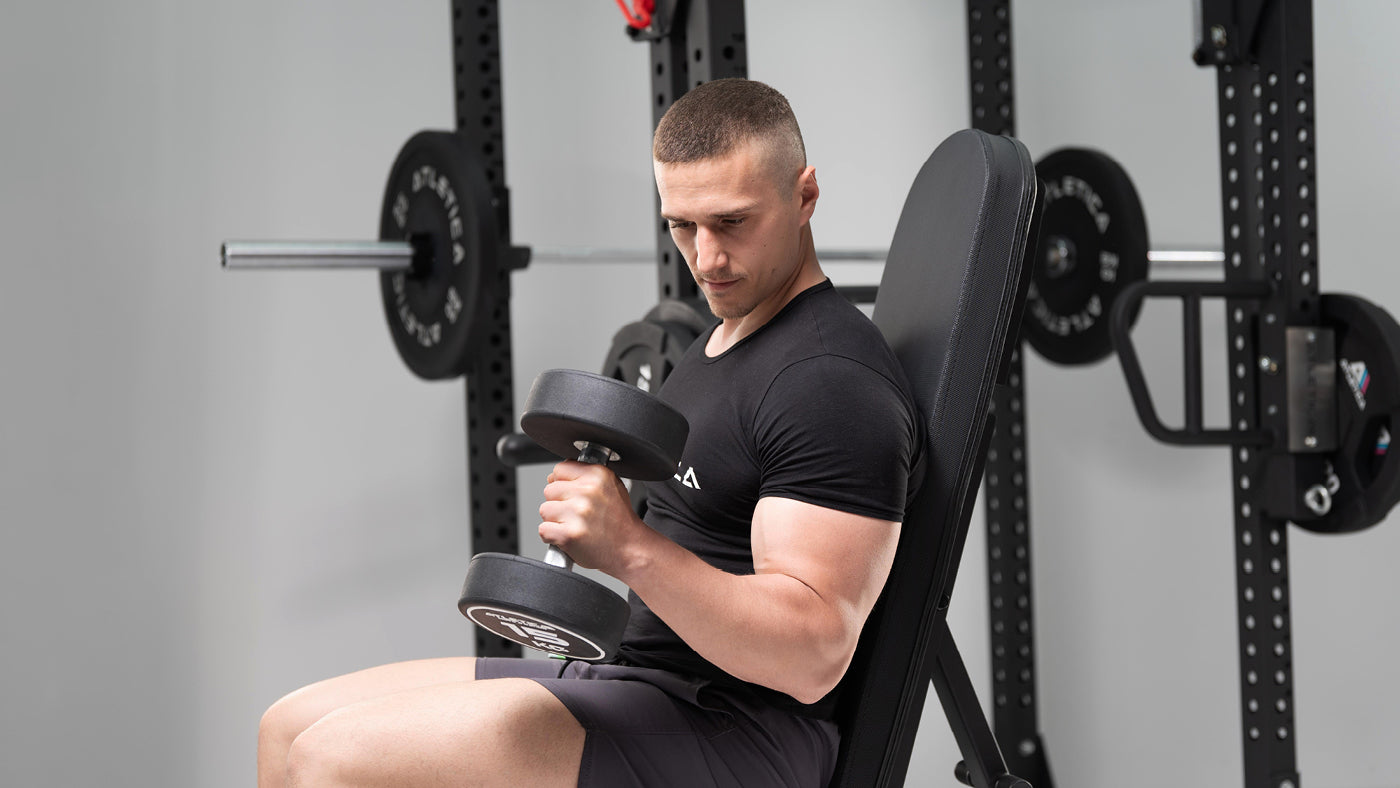 Kurzhantelstangen-Set Vergleich: Rundhantel Übungen auf der Hantelbank