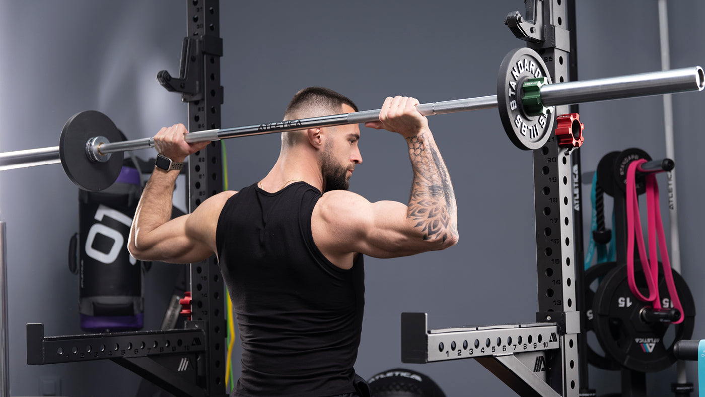 Schultertraining mit Atletica Langhantel und Iron Plates im Fitnessstudio