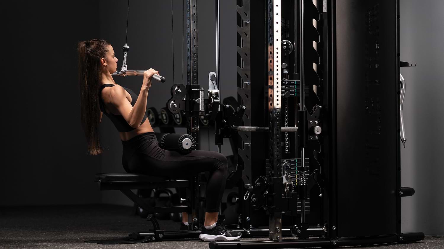 Lat Pulldown an der Kraftstation