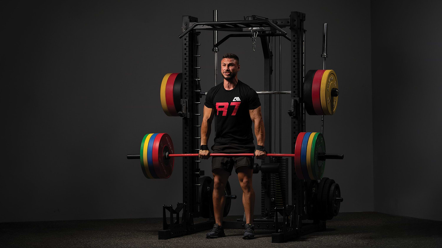 Kreuzheben an der Deadlift-Station des R7 Power Racks