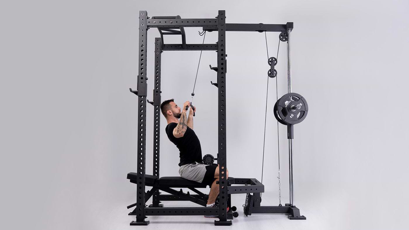 Lat Pulldown am R8 Blackhawk Power Rack mit Kabelzug