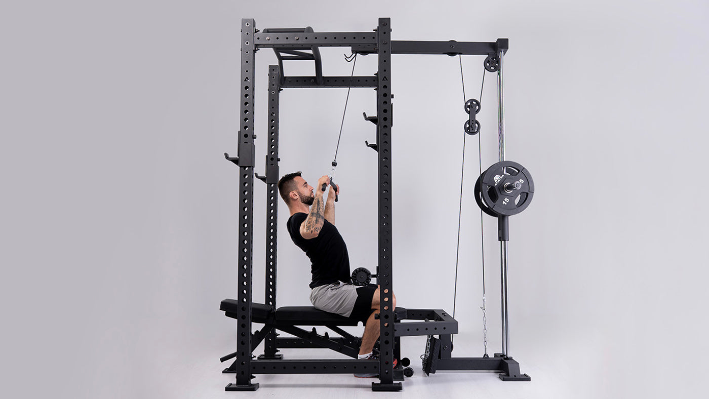 Lat Pulldown am R8 Blackhawk Power Rack mit Kabelzug