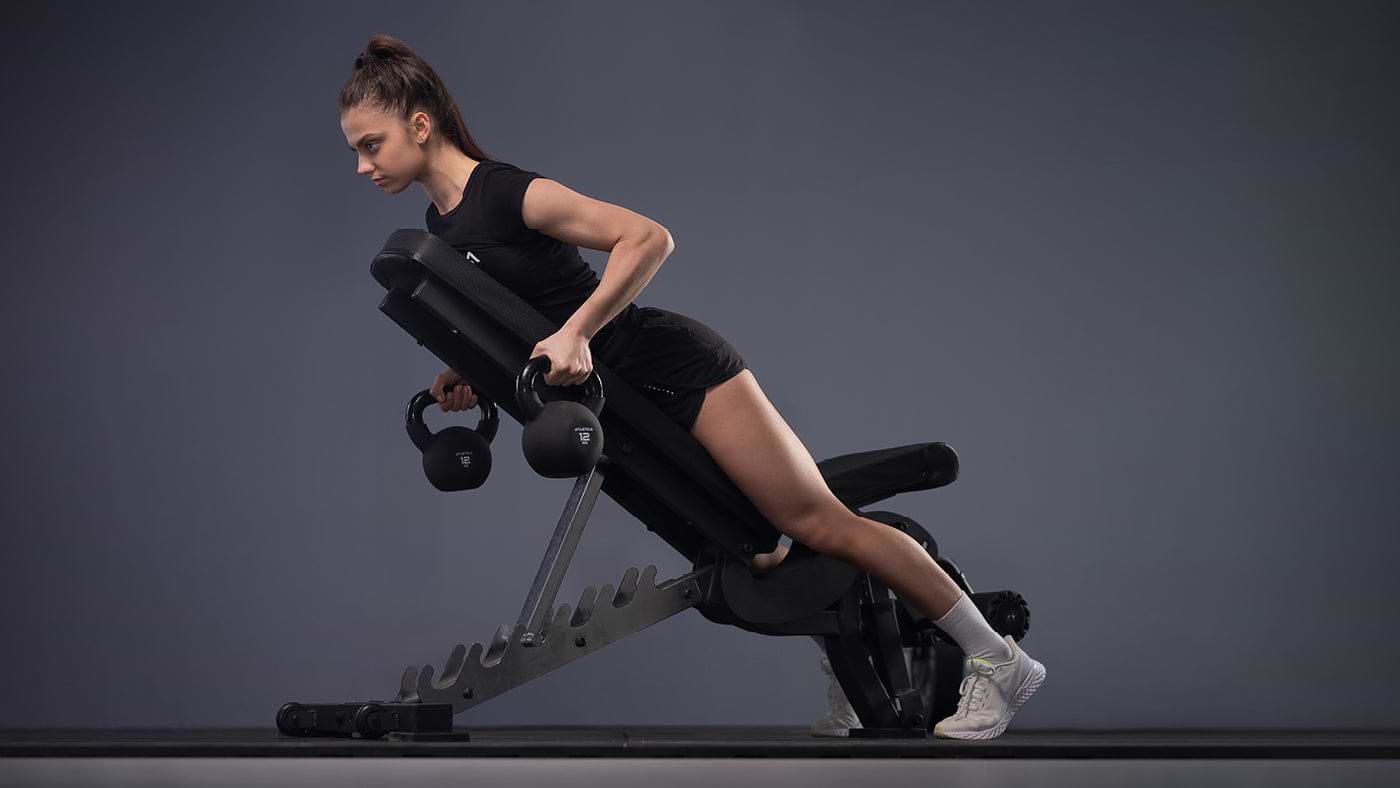 Rudern mit Kettlebells auf der verstellbaren Hantelbank